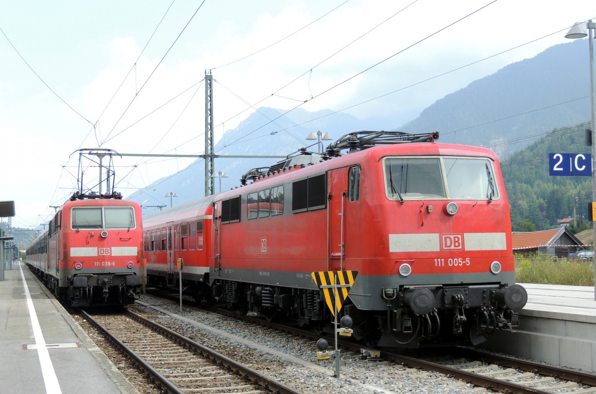 111 038-6 und 111 005-5 in Mittenwald am 11.08.2012.