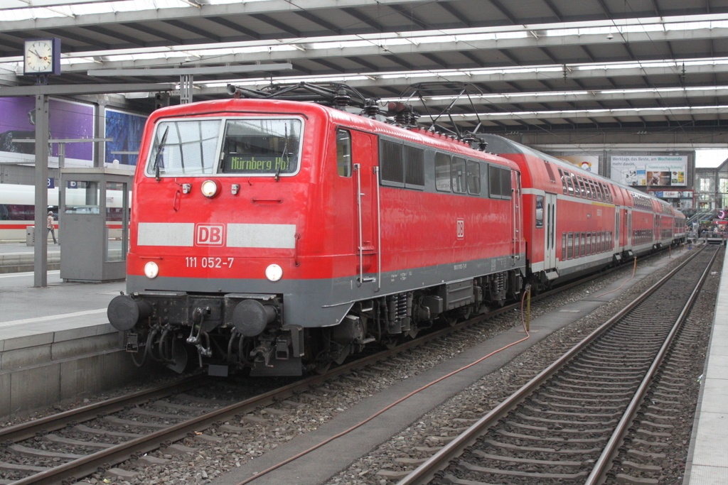111 052-7 mit RB 59059(M�nchen-N�rnberg)kurz vor der Aufahrt im M�nchener Hbf.27.07.2016
