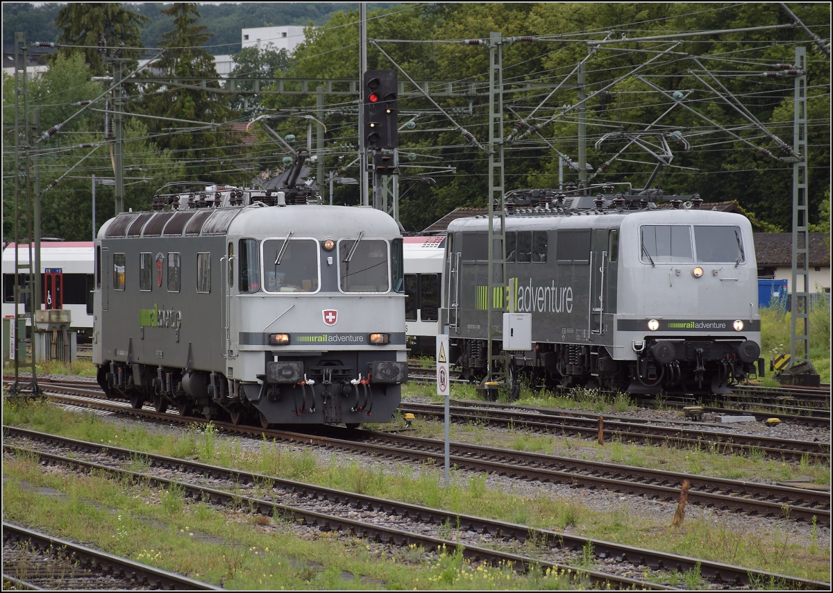 111 082-4 und Re 6/6 11603 der Railadventure bei der Parallelrangiershow. Von hier aus einen Gruß und Dank an die Leute von Railadventure für das kleine Fotografenschmankerl. 111 082-4 brachte den Zug mit Class 777 und Re 6/6 11603 übernahm für die letzten Kilometer nach Altenrhein. Beachtenswert ist neben den gemischten Loks auch der Mastenmix von deutschen und Schweizer Oberleitungsmasten. Konstanz, Juli 2020.