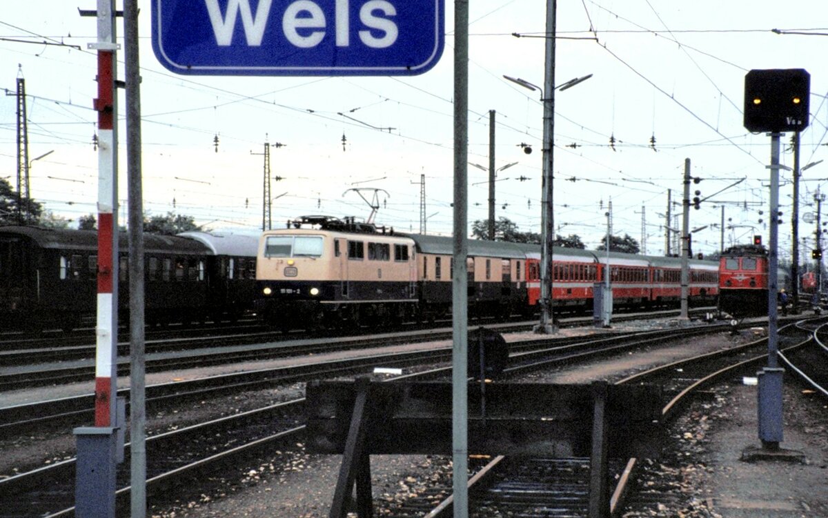 111 101-2mit DB Packwagen und ÖBB EC-Wagen in Wels am 07.10.1981.