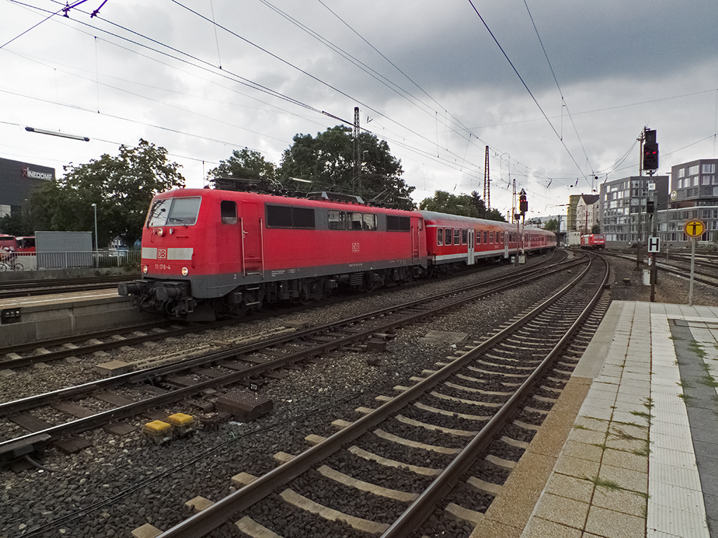 111 176 stellt hier am 31.7. ihre RB nach Geislingen am Bahnsteig bereit, rund eine halbe Stunde vor Abfahrt. In dieser Zeit wird der Hausbahnsteig (das Richtungsgleis München -> Stuttgart) nicht anderweitig benötigt.