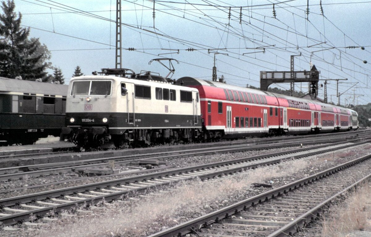 111 204-4 mit Doppelstockzug in Amstetten am 01.07.2000.