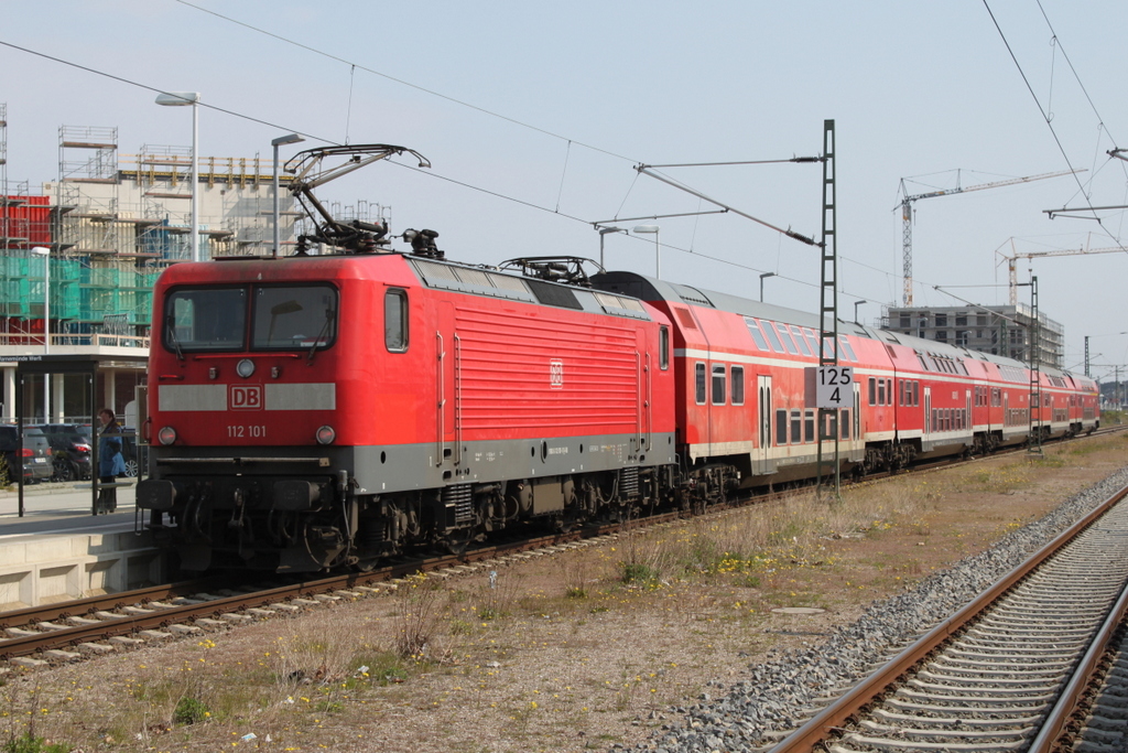 112 101 mit RE 18490 von Berlin Hbf(tief)nach Warnemnde bei der Durchfahrt im Haltepunkt Warnemnde-Werft.01.05.2016