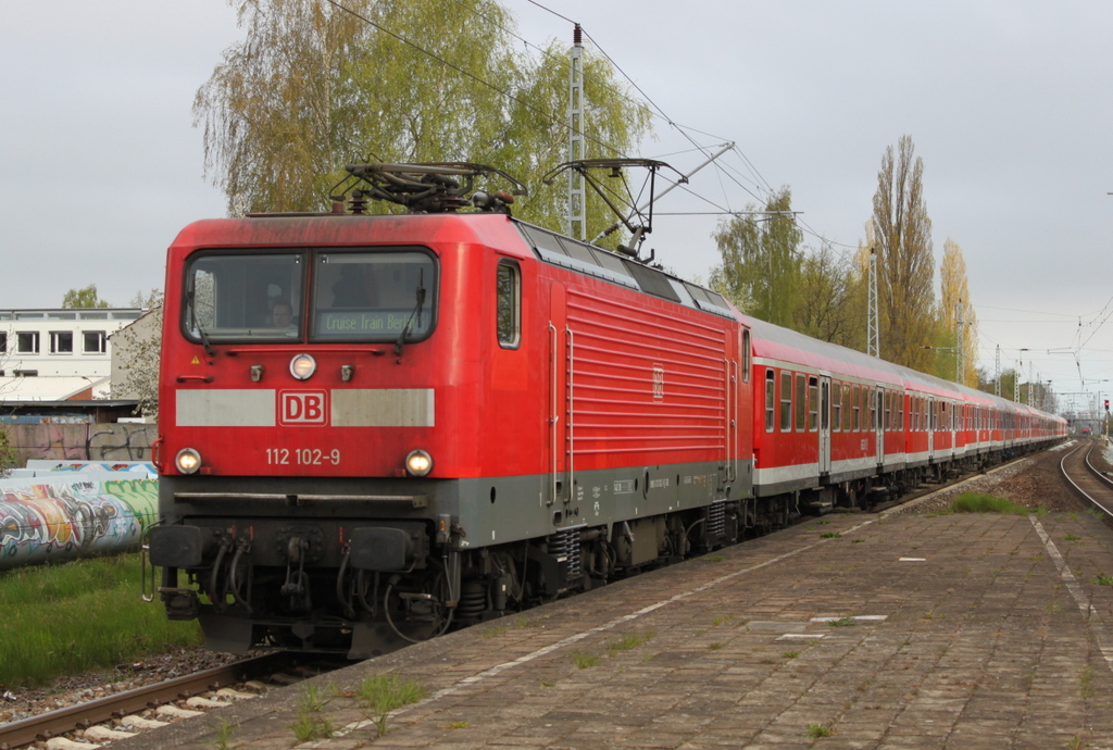 112 102-9 mit Sonderzug 13290 von Warnemnde nach Berlin-Ostbahnhof bei der Durchfahrt am 04.05.2016 im Haltepunkt Rostock-Holbeinplatz