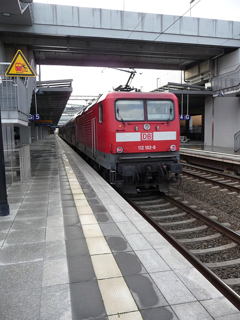 112 102 fhrt am 28.11.13 mit einem RE5 nach Holzdorf (Eder) in Berlin-Sdkreuz ein.