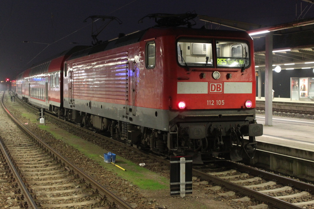 112 105 mit RE 4360 von Lutherstadt Wittenberg nach Rostock Hbf kurz nach der Ankunft im Rostocker Hbf.30.10.2015