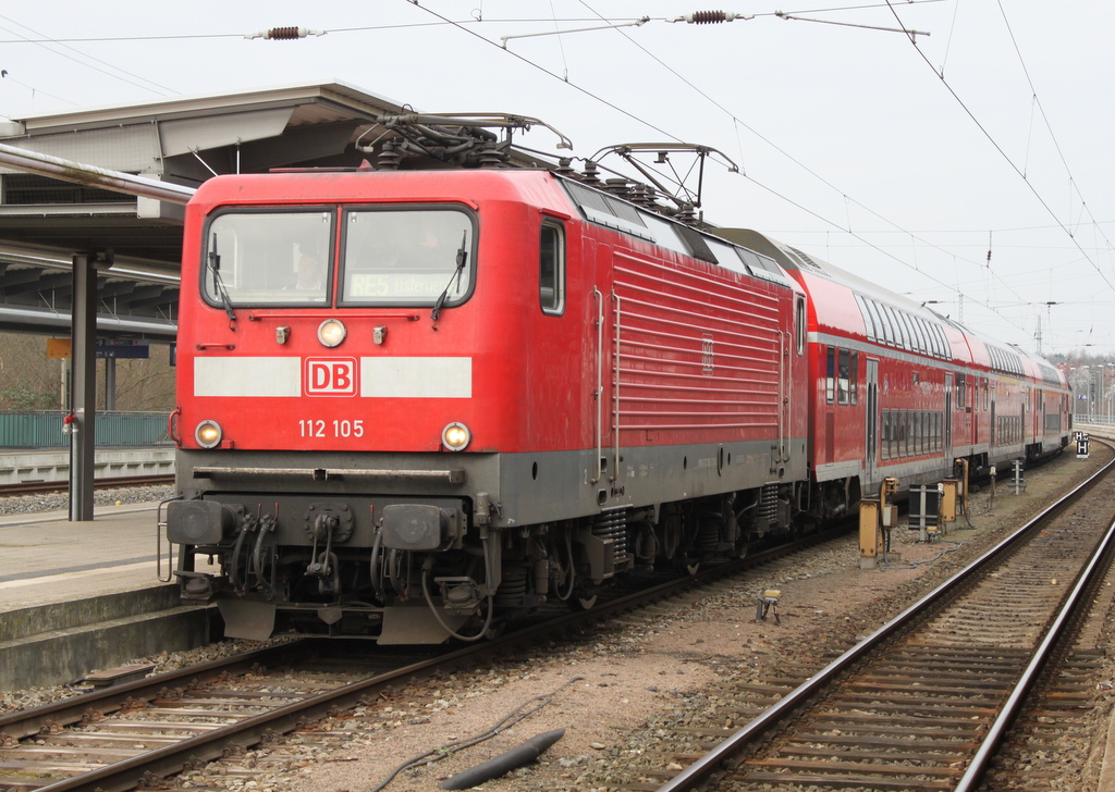 112 105 mit RE5(RE4361)von Rostock Hbf nach Elsterwerda bei der Ausfahrt im Rostocker Hbf.19.02.2016