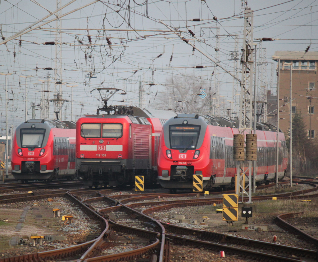 112 106-0 mit RE 4367 von Rostock Hbf nach Lutherstadt Wittenberg bei der Ausfahrt im Rostocker Hbf.10.04.2015