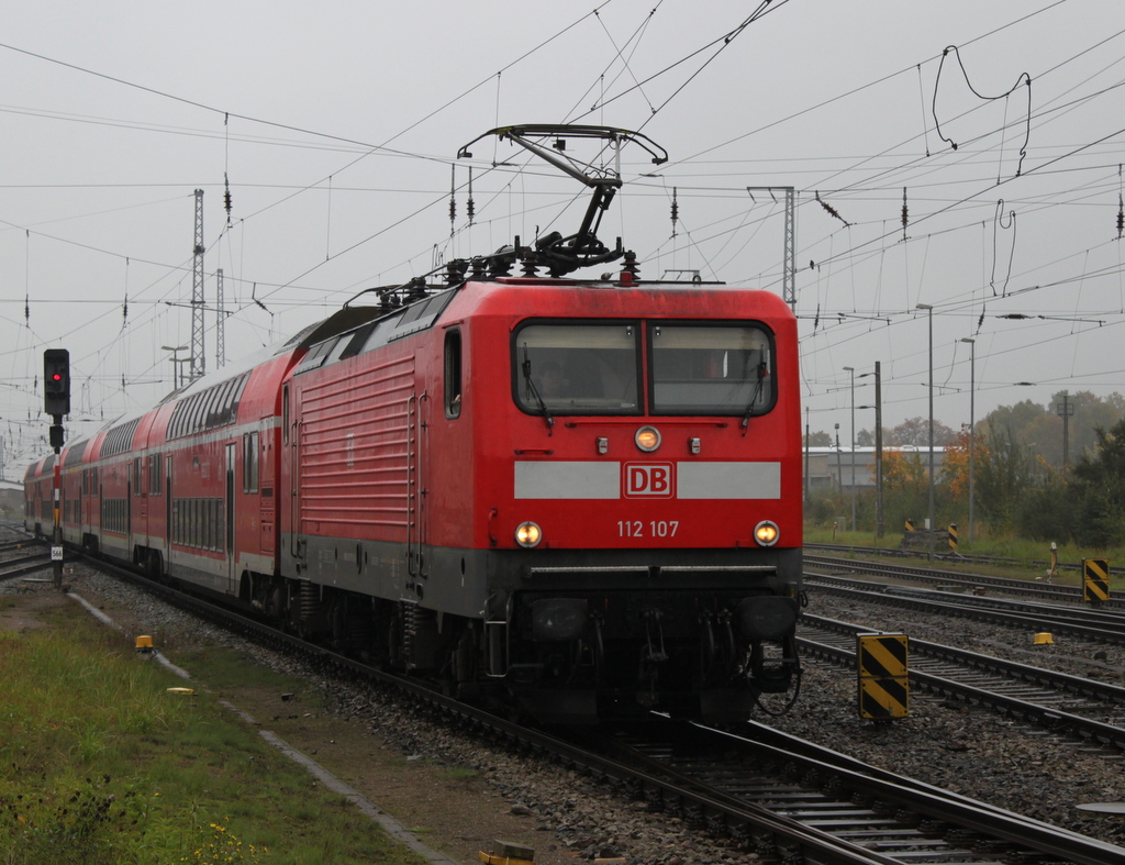 112 107 mit RE 5 von Rostock Hbf nach W�nsdorf-Waldstadt bei der Bereitstellung im Rostocker Hbf.22.10.2016
