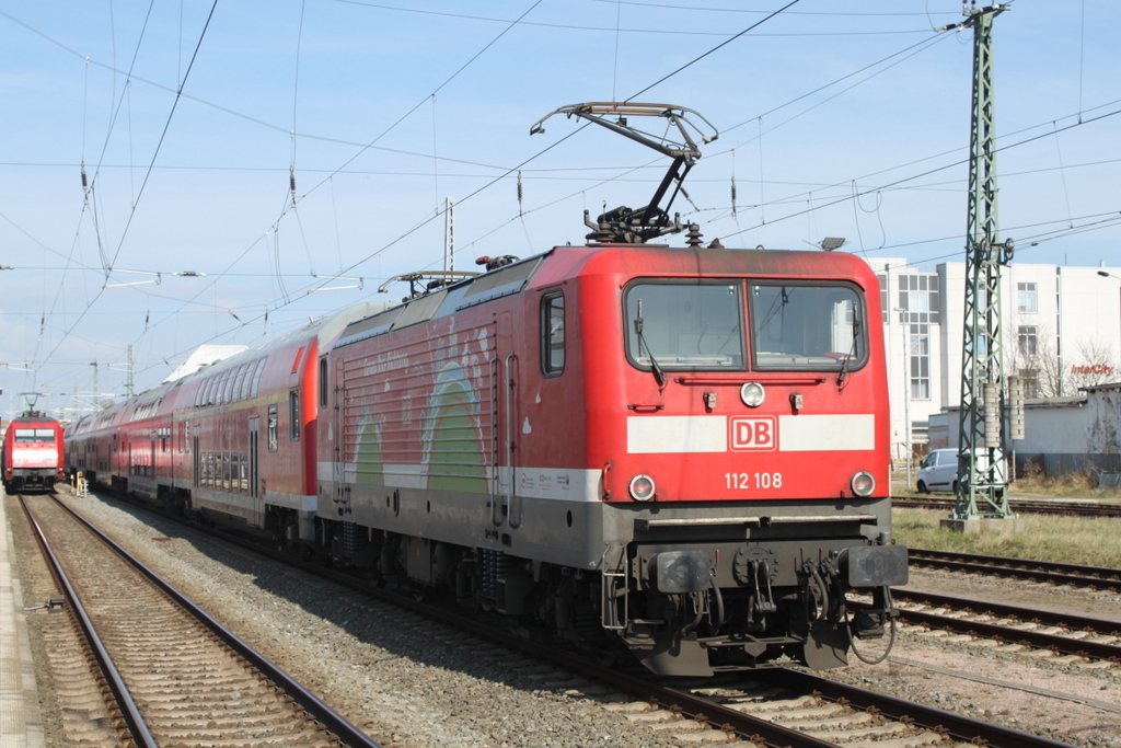 112 108-6( Genau Ihre Richtung )mit RE 18490 von Berlin Hbf(tief)nach Rostock Hbf bei der Einfahrt im Rostocker Hbf.09.04.2016