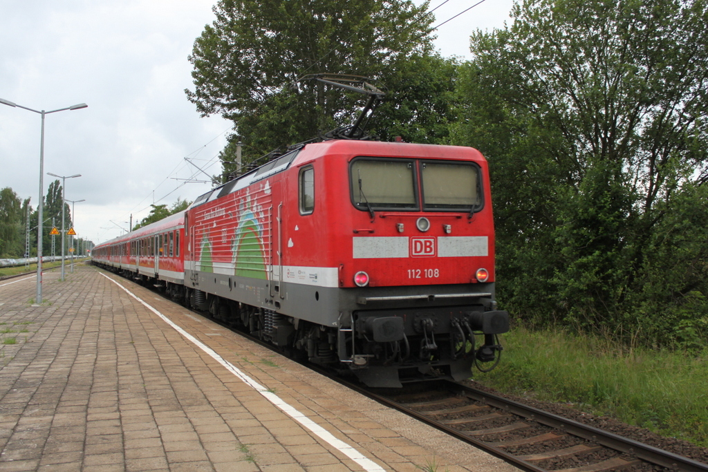 112 108 mit Lr 70115(Rostock-Warnem�nde)bei der Durchfahrt im Haltepunkt Rostock-Holbeinplatz,die R�ckfahrt als RE 13292 fiel zwischen Warnem�nde und Rostock wegen einer Oberleitungsst�rung im Bahnhof Warnem�nde aus.