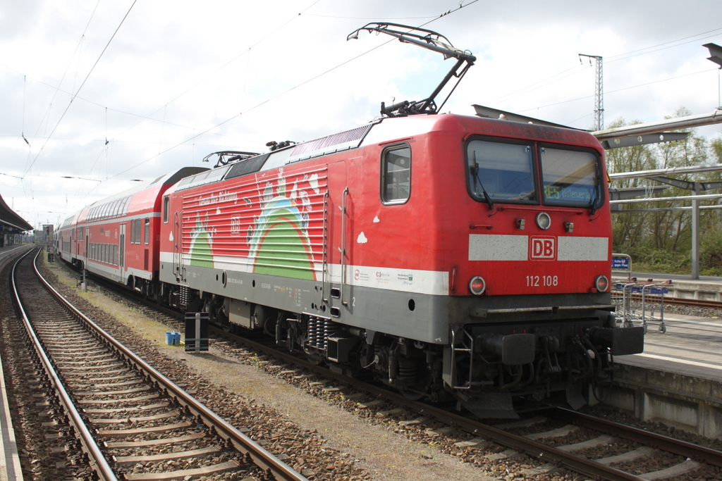 112 108 mit RE 5(RE 4359)von Rostock Hbf nach Elsterwerda kurz vor der Ausfahrt im Rostocker Hbf.23.04.2016