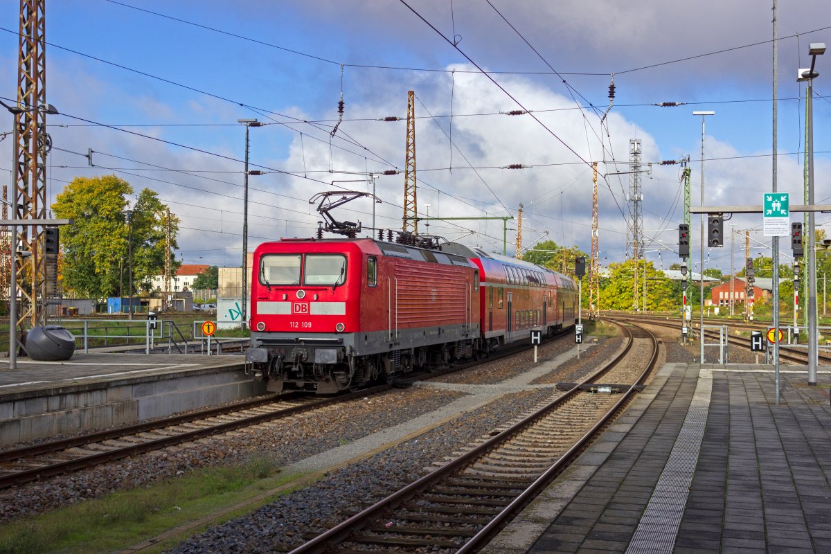 112 109 schiebt am 17.10.2020 einen RE1 aus Frankfurt (Oder) in Richtung Westen.