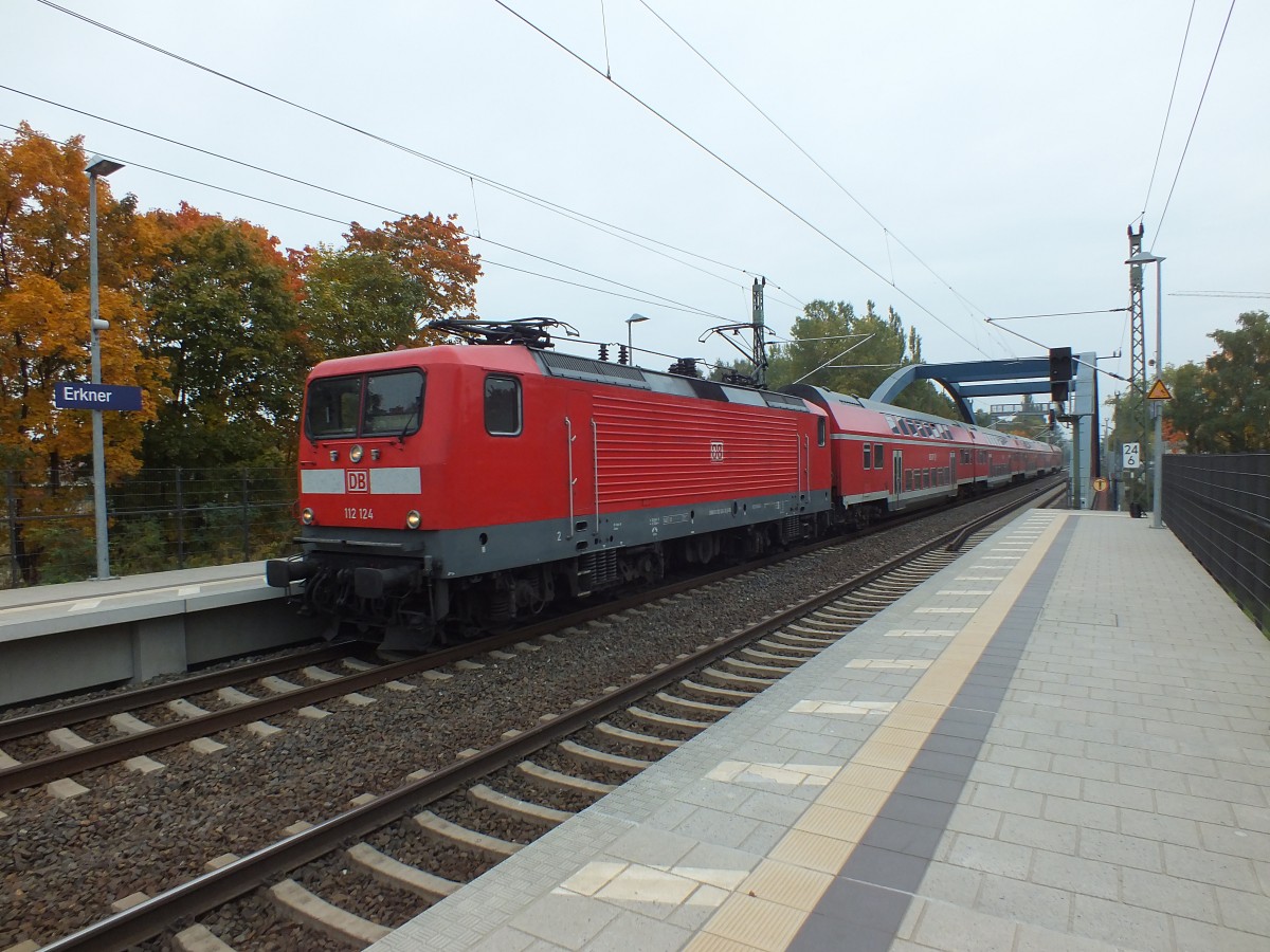 112 124 fhrt mit ihrer Ersatzgarnitur des RE1 in Erkner ein.
RE1 -> Berlin-Friedrichstrae