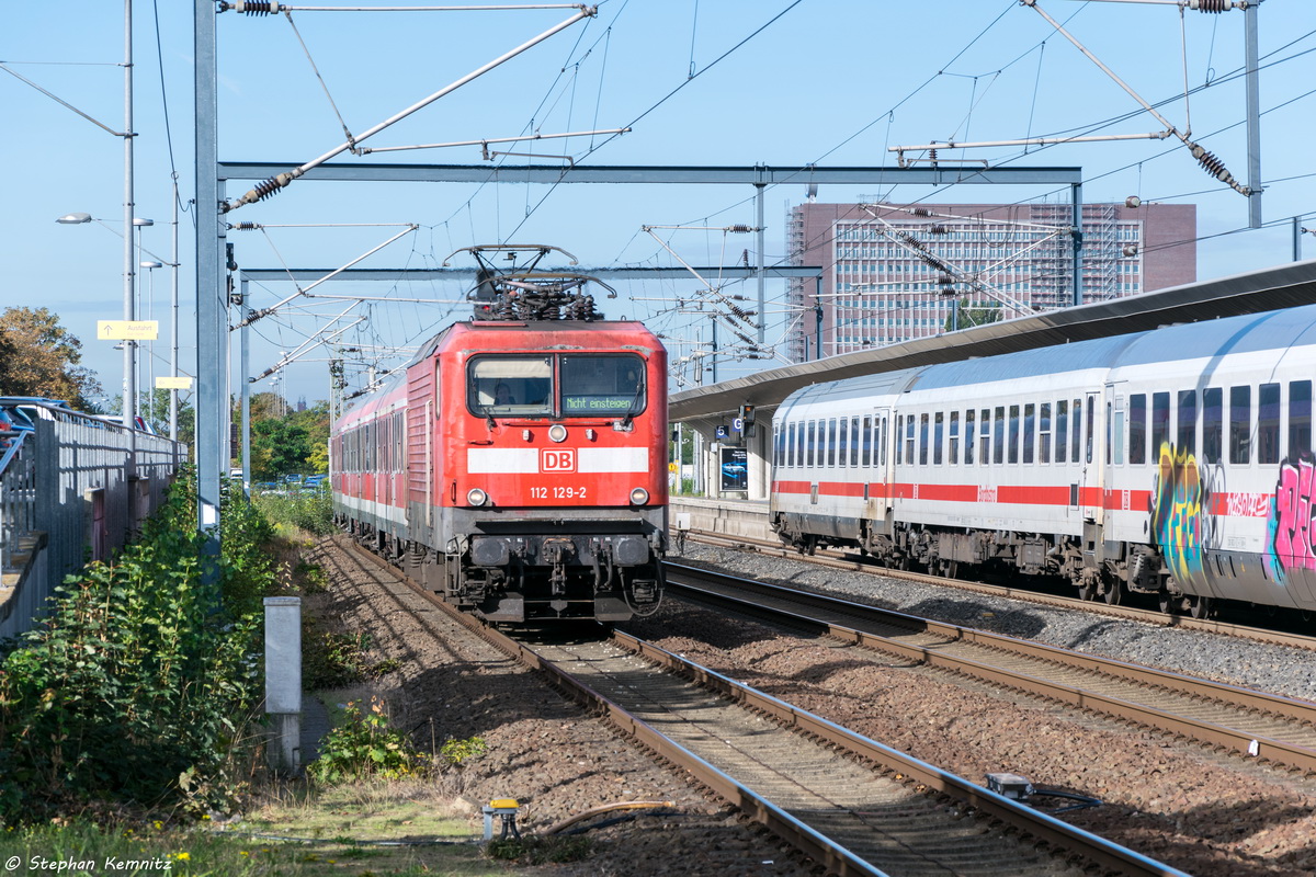 112 129-2 mit der RB35 (RB 26065) von Braunschweig Hbf nach Wolfsburg Hbf, bei der Einfahrt in den Wolfsburger Hbf. 25.09.2015