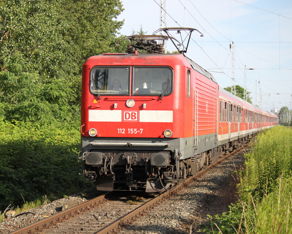 112 155-7 mit Sonderzug von Warnemnde nach Berlin bei der Durchfahrt um 08:25 Uhr in Rostock-Bramow.20.07.2014