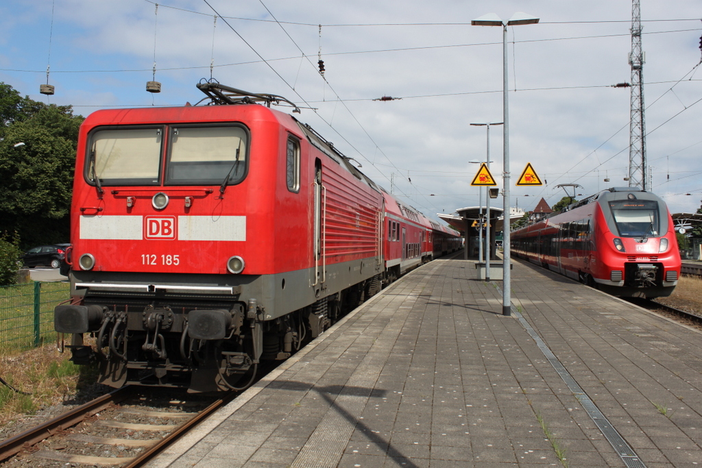 112 185 mit RE 18491(Warnemnde-Berlin Hbf)abgestellt im Bahnhof Warnemnde.26.06.2016