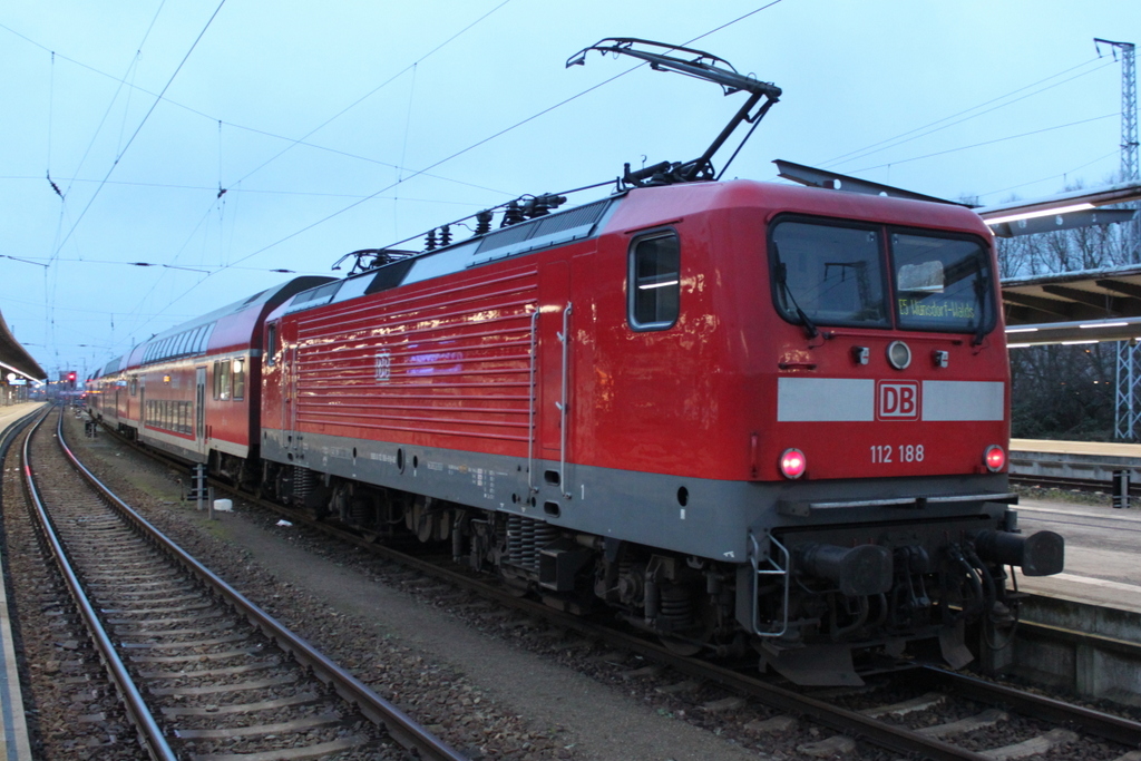 112 188-8 mit RE5 von Rostock Hbf nach Wnsdorf-Waldstadt kurz vor der Ausfahrt im Rostocker Hbf.10.03.2017