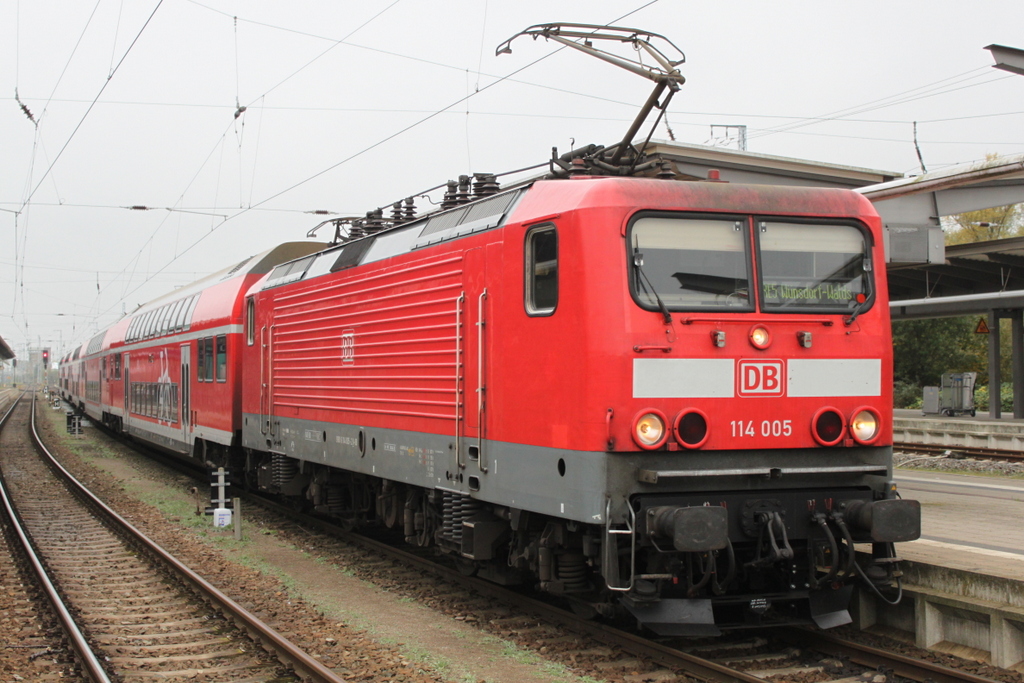 114 005 mit RE 5(RE 4363)von Rostock Hbf nach W�nsdorf-Waldstadt bei der Bereitstellung im Rostocker Hbf.21.10.2016