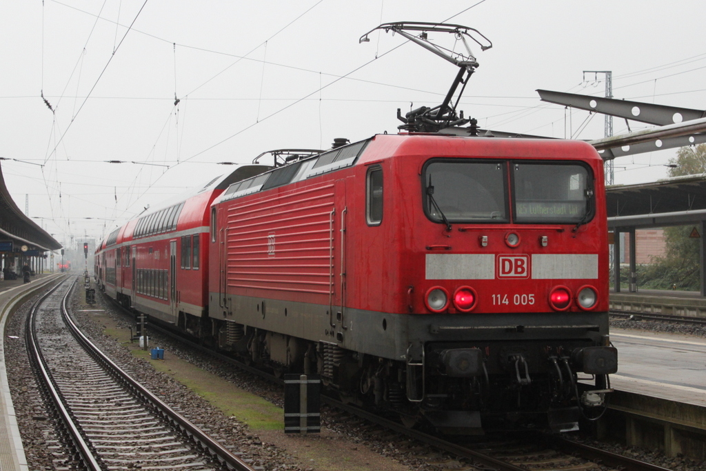 114 005 mit RE5(RE 4359)von Rostock Hbf nach Lutherstadt Wittenberg kurz vor der Ausfahrt im Rostocker Hbf.17.10.2015