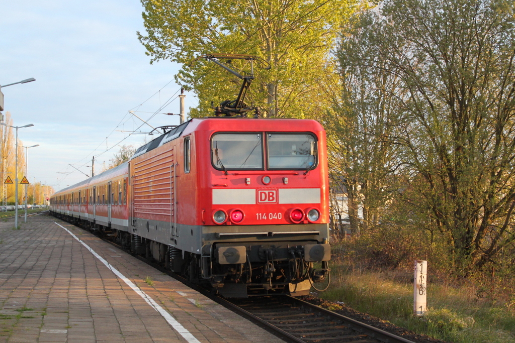 114 040 mit Kreuzfahrer-Leerzug 70115 von Rostock Hbf nach Warnem�nde bei der Durchfahrt um 06:20 Uhr im Haltepunkt Rostock-Holbeinplatz.28.04.2017