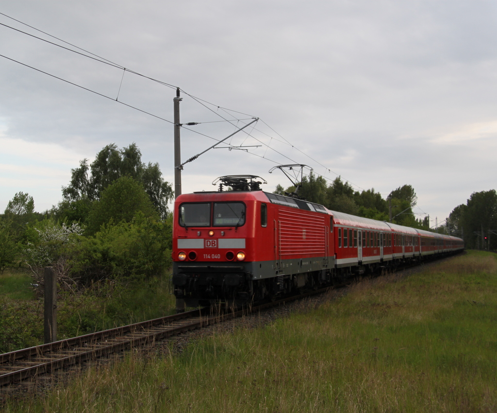 114 040(Cruise Train Berlin)mit Sonderzug 13290 von Warnem�nde nach Berlin-Ostbahnhof bei der Durchfahrt am 14.05.2016 im Haltepunkt Rostock-Lichtenhagen.