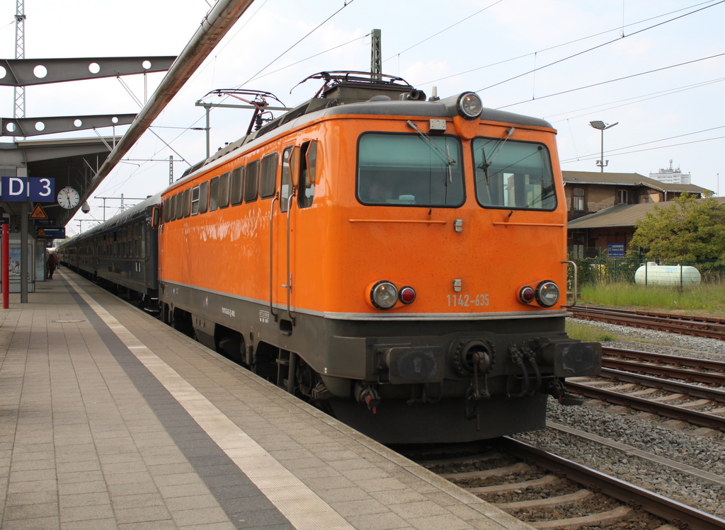 1142 635-3 mit Classic-Courier Sonderzug 348 von Warnem�nde nach Bremen Hbf bei der Einfahrt im Rostocker Hbf.18.05.2016