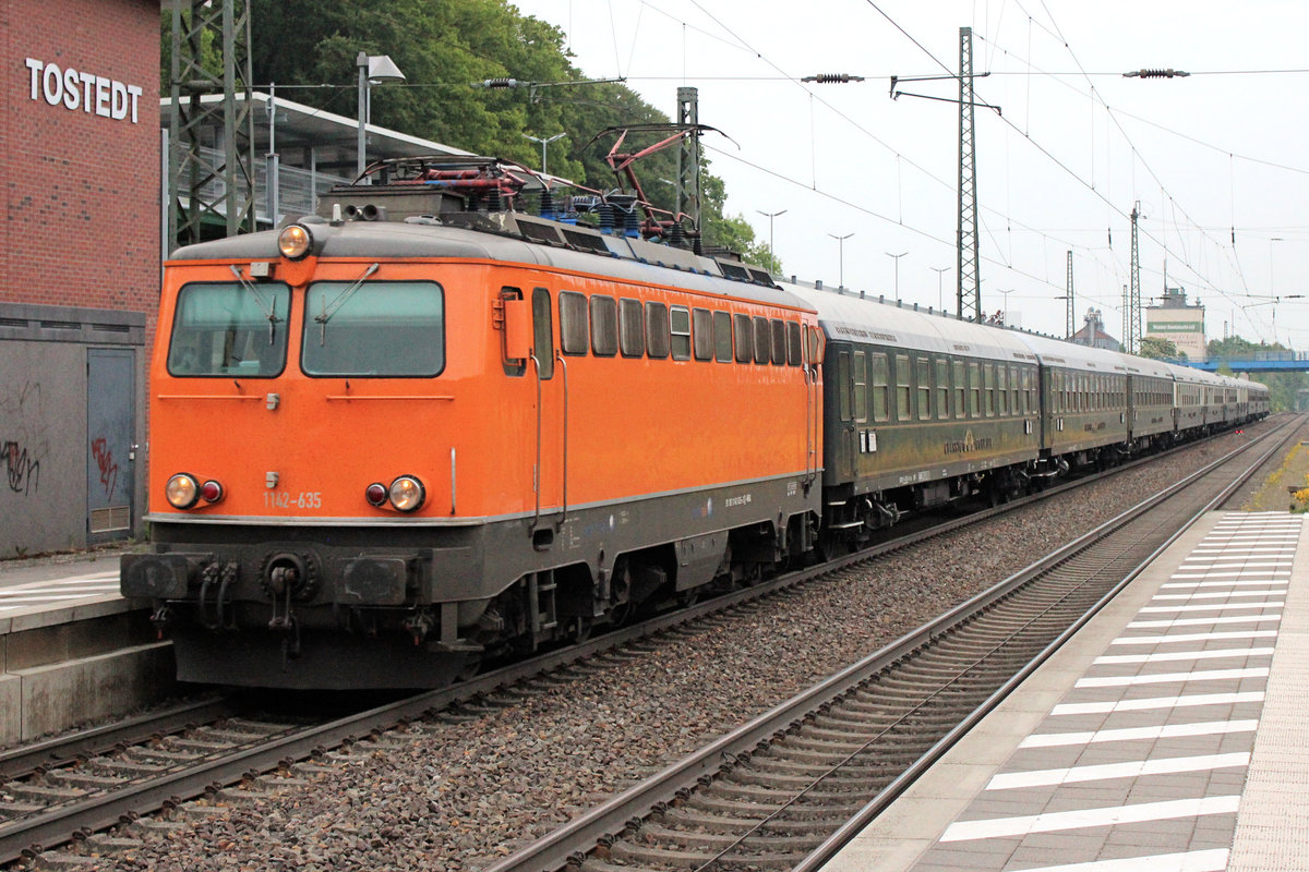 1142 635-3 mit Classic-Courier Sonderzug 348 von Warnem�nde nach Bremen Hbf passiert um 20:30 den Tostedter Bahnhof. Datum 18.05.2016