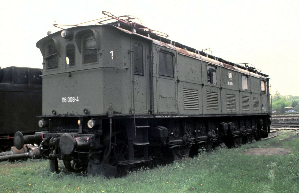 116 008-4 im Eisenbahnmuseum Darmstadt im Mai 1984. Gesamtansicht Antriebsseite.