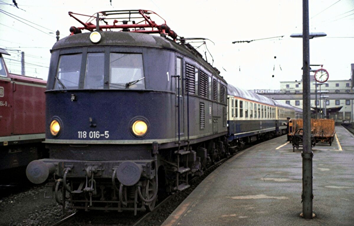 118 016-5 in Ulm auf den Bayerischen Gleisen mit Eilzug nach Regensburg am 16.10.1987.