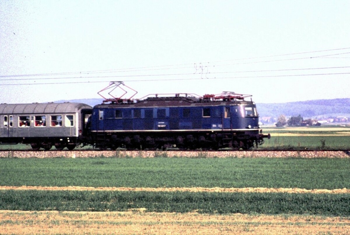 118 039-7 mit Nahverkehrszug im Donautal bei Tapfheim am 15.05.1982.
