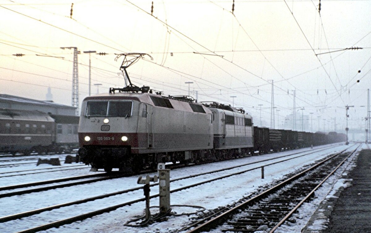 120 003-9 mit Testzug und Angstlok 151 in Regensburg am 31.01.1981.