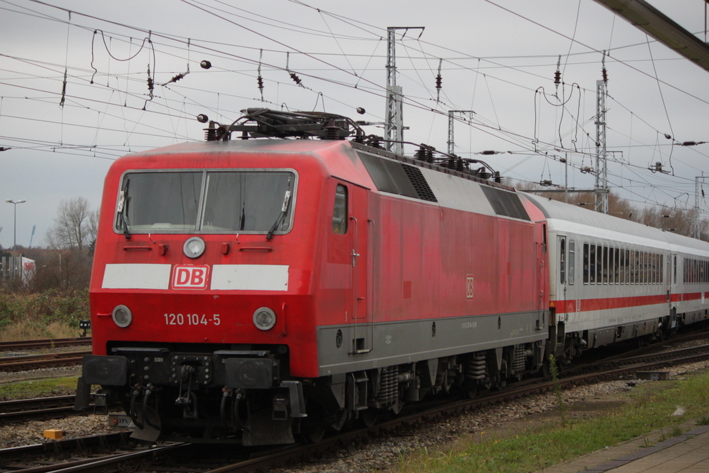120 104-5 mit IC 2417(Rostock-K�ln)bei der Bereitstellung im Rostocker Hbf.27.12.2015