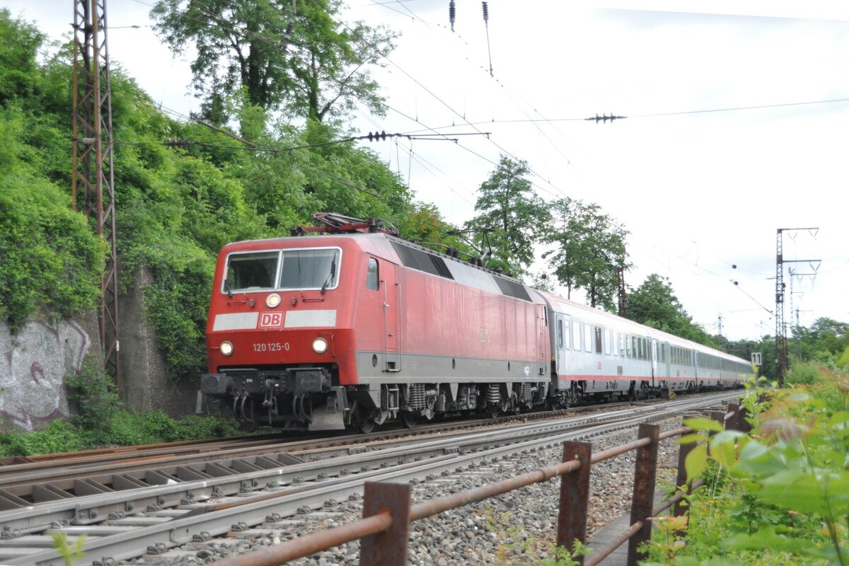 120 125-0 mit ÖBB EC Mozart in Ulm am 09.06.2012.