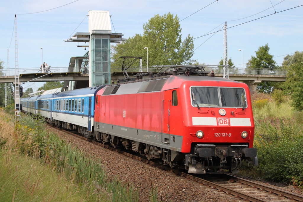 120 131-8 mit EC 179 von Warnem�nde nach Praha hl.n. bei der Durchfahrt im Haltepunkt Rostock-Marienehe.28.08.2015 dies werden wohl die Letzten Aufnahmen in Rostock sein denn ab Dezember wird die Verbindung an die K�ste gestrichen.