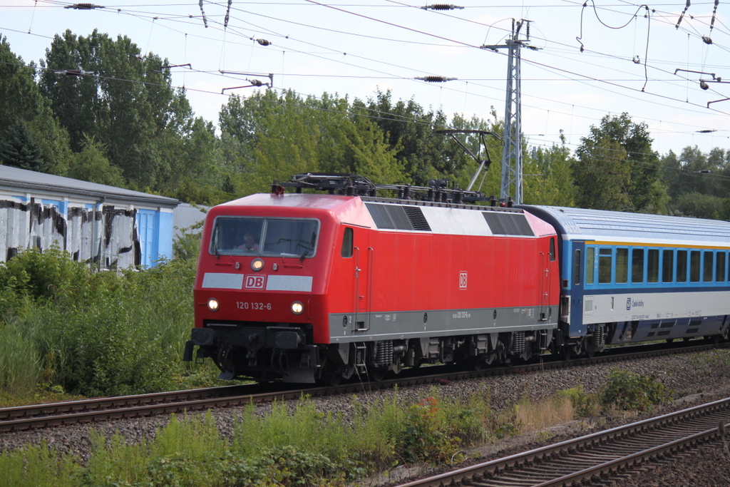 120 132-6 mit EC 178(Prag-Warnem�nde)bei der Durchfahrt in Rostock-Marienehe.01.08.2015
