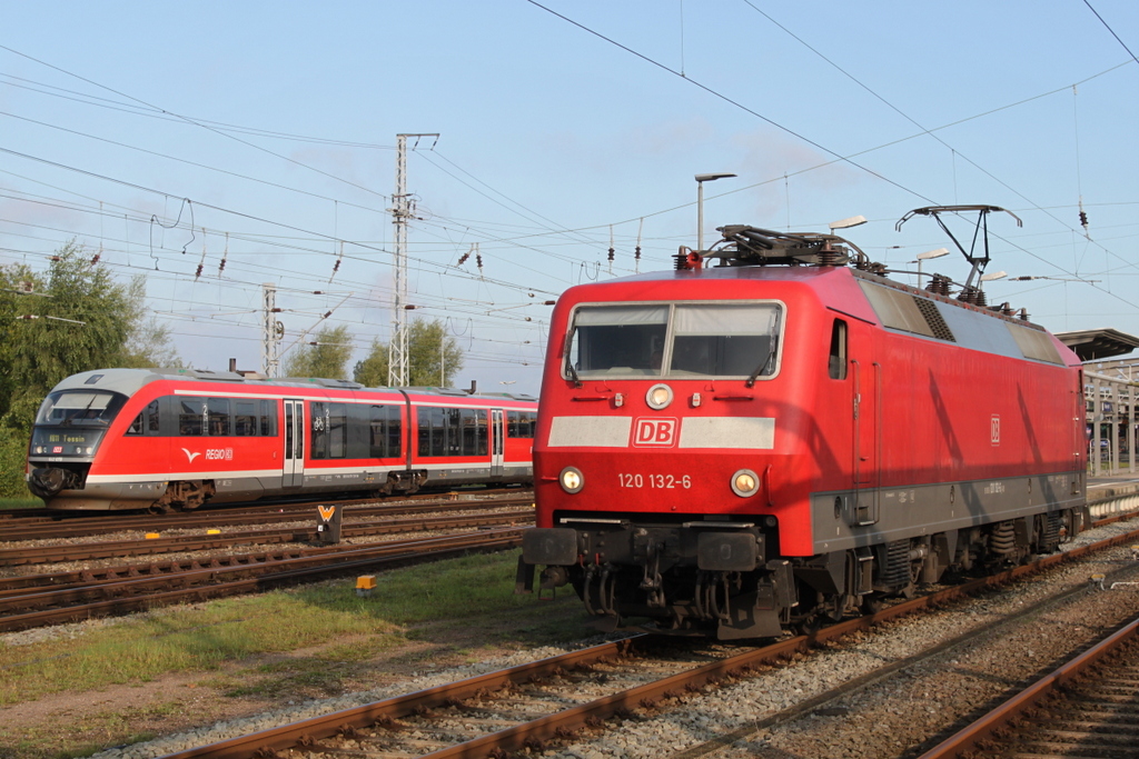 120 132-6 stand am Morgen des 19.08.2017 bei sonnigem Wetter im Rostocker Hbf neben an ging es f�r 642 079 als RB 11 nach Tessin weiter.