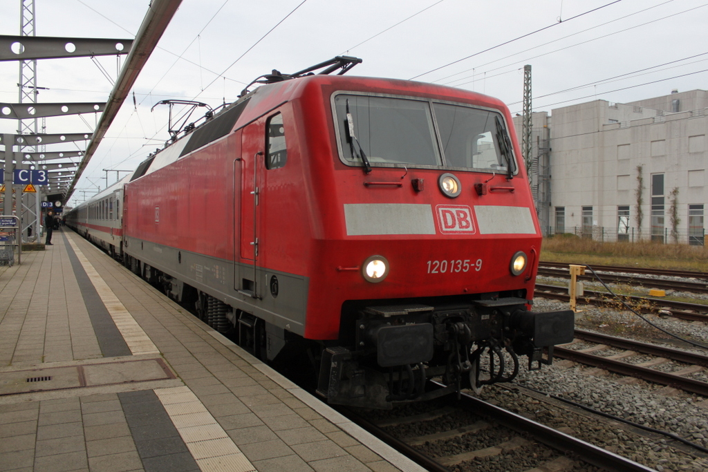 120 135-9 mit IC2303(Rostock-M�nchen)kurz vor der Ausfahrt im Rostocker Hbf.20.12.2015
