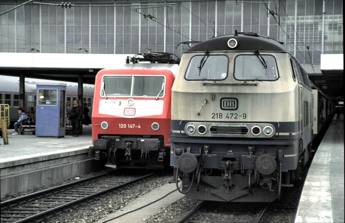120 147-4 und 218 472-9 in München Hbf im März 1991.