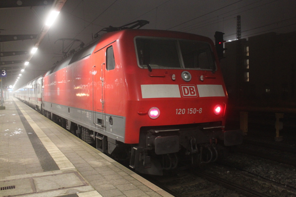 120 150-8 mit IC 2355(Rostock-M�nchen)kurz vor der Ausfahrt im Rostocker Hbf.03.02.2017