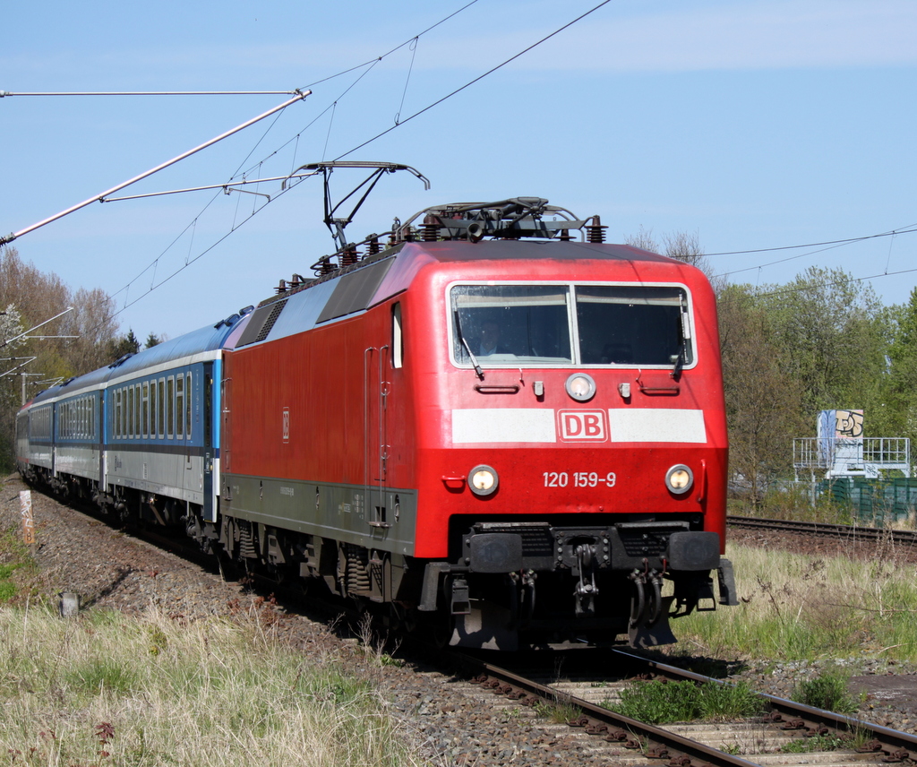 120 159-9 mit EC 179(Warnem�nde-Prag)bei der Durchfahrt am 03.05.2015 im Haltepunkt Rostock L�tten-Klein