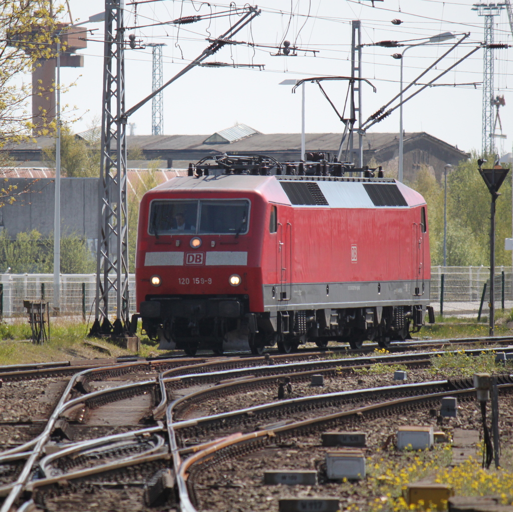 120 159-9 musste am 03.05.2015 im Bahnhof Warnem�nde rangieren.