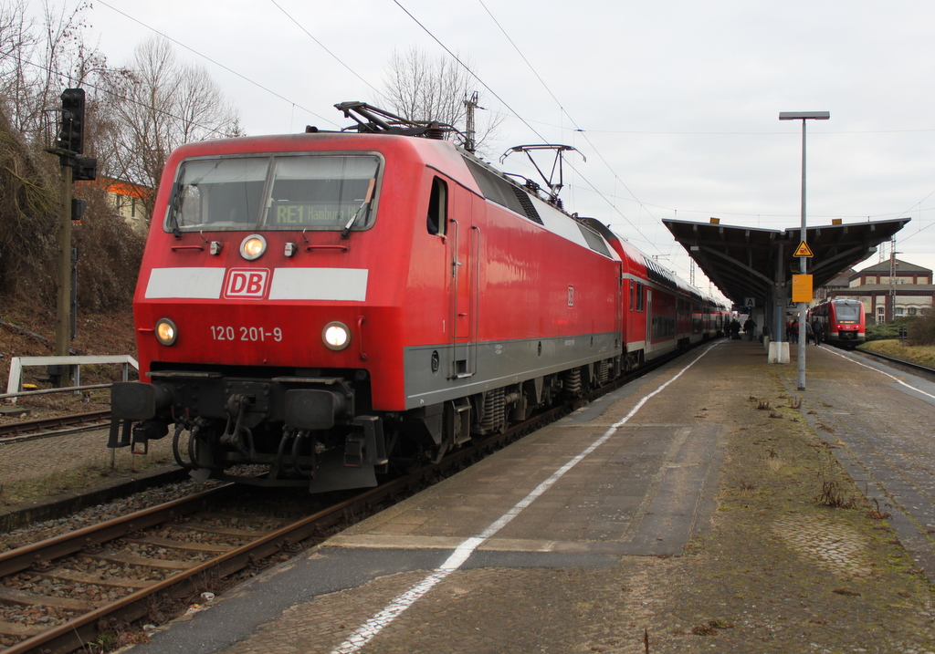 120 201-9 mit RE4306(Rostock-Hamburg)kurz vor der Ausfahrt in Bad Kleinen,neben an hatten die Lint 41 Triebwagen 623 015-4+623 524-5 bis zur R�ckfahrt nach L�beck Hbf noch Zeit.06.02.2016