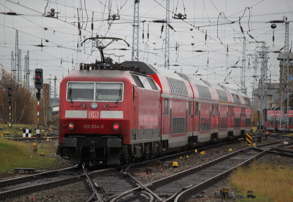 120 204-3 mit RE 4310(Rostock-Hamburg)bei der Ausfahrt im Rostocker Hbf.24.11.2017