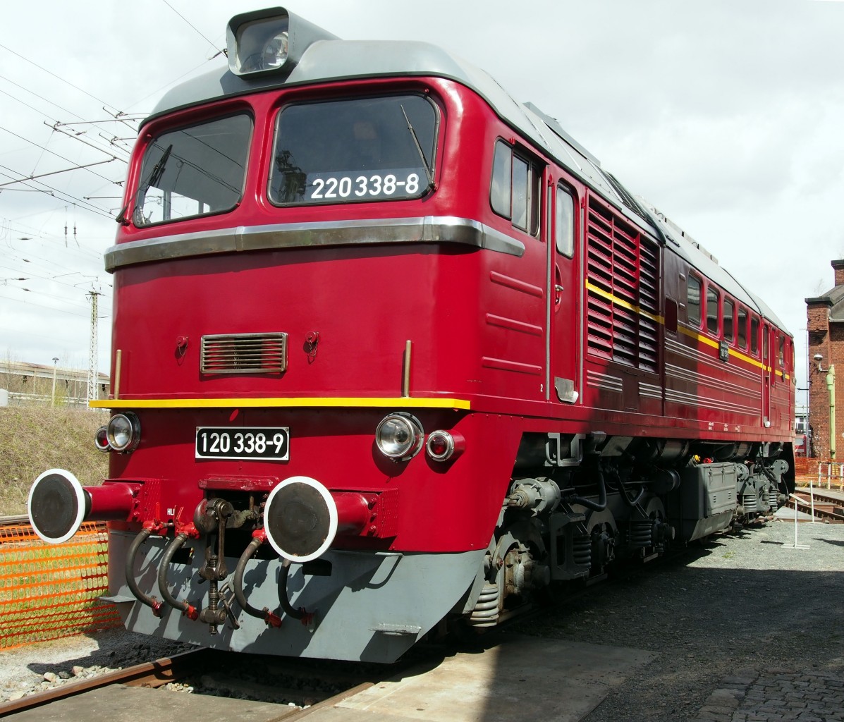 120 338-9 (220 338-8) im Bw Dresden Altstadt am 17.04.2015.