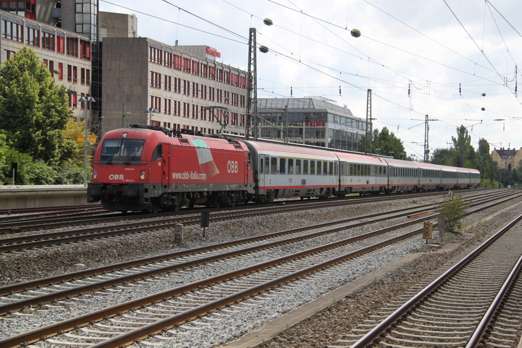 1216 011 mit Italien-EC nach M�nchen Hbf bei der Durchfahrt in M�nchen-Heimeranplatz.24.07.2016