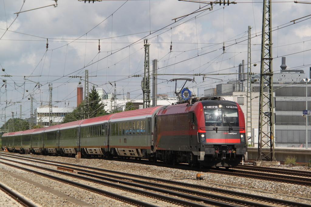 1216 018 auf dem Weg von M�nchen Hbf gen Italien bei der Durchfahrt in M�nchen-Heimeranplatz.24.07.2016