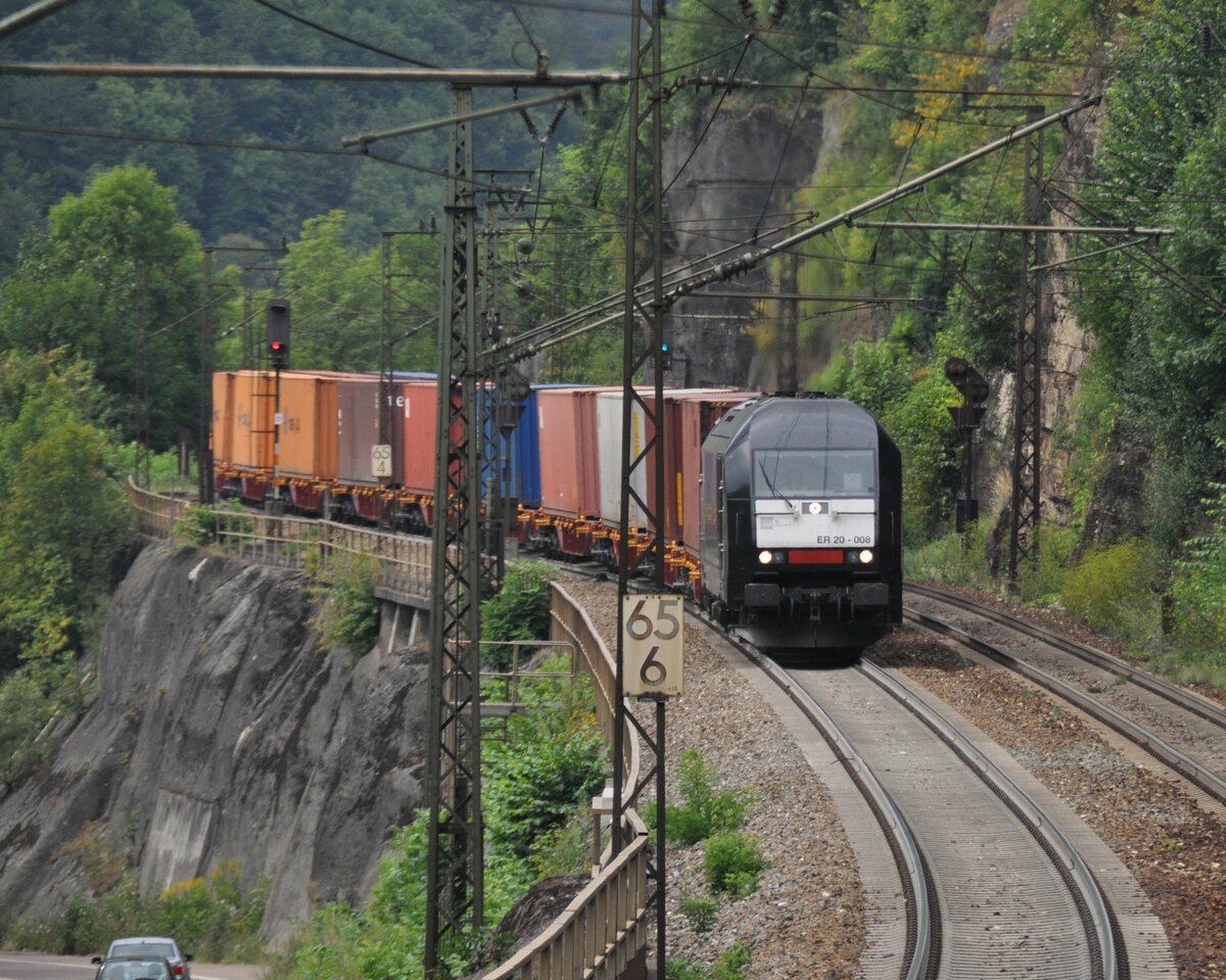 1223 008-4 ER 20-008 mit einem sehr langen Containerzug auf der Geislinger Steige am 10.08.2009. Der Zug kam im Schneckentempo die Geislinger Steige hinauf und sorgte bei den anderen Kollegen für Ärger.
