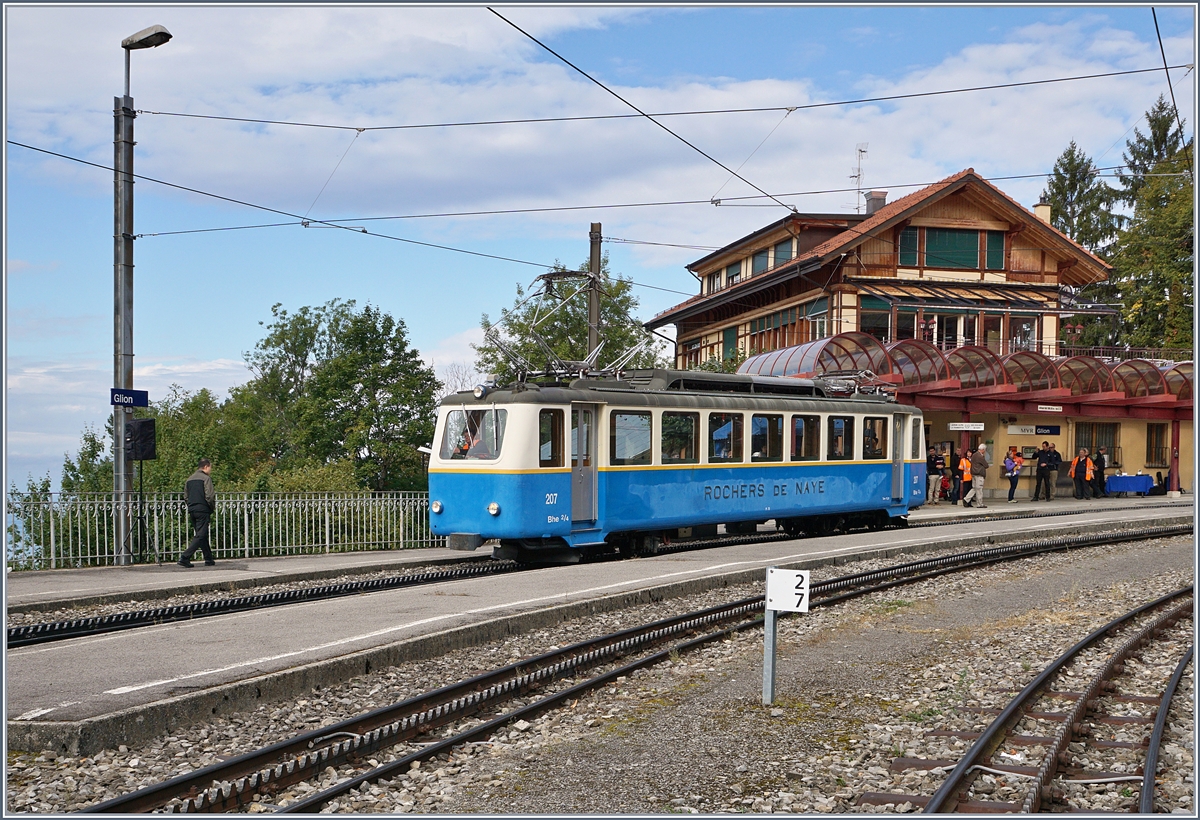 125 Jahre Rochers de Naye Bahn 1897 - 2017: die Feierlichkeiten zum Jubiläum 125 Jahre Rochers de Naye Bahn fanden Mitte September statt, unter anderem mit einer live kommentierten Fahrzeug Parade in Glion. Der Bhe 2/4 207 bei seiner Parade in Glion. 
Neben dem Bhe 2/4 207 sind noch die Bhe 203 und 204 bei der Rochers de Naye Bahn vorhanden, somit fand ich es schade, dass diese beiden Triebwagen nicht auch zu sehen warn, z.B als  Nostalgiezüge  auf den Rochers de Naye.
16. Sept. 2017