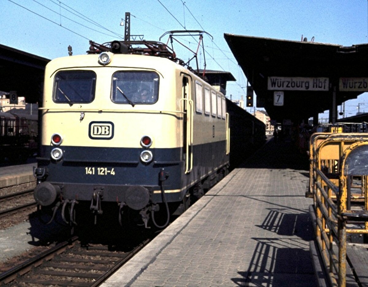 141 121-4 in Würzburg im Mai 1977.